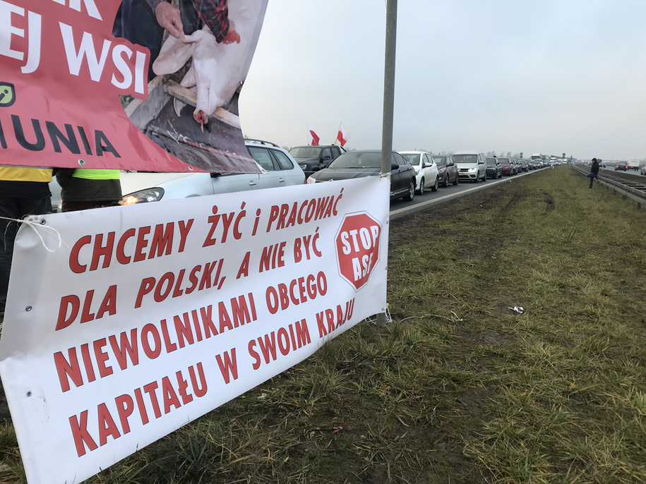Напис на плакаті: хочемо жити і працювати для Польщі, а не бути невільниками зовнішнього капіталу в своїй країні / фото Michał Dobrołowicz / RMF Напис на плакаті: хочемо жити і працювати для Польщі, а не бути невільниками зовнішнього капіталу в своїй країні / фото Michał Dobrołowicz / RMF