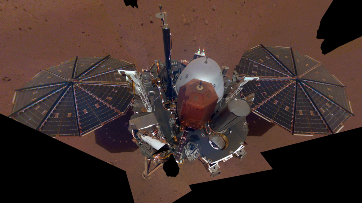 Cнимок сделан с помощью камеры, встроенной в руку аппарата / фото NASA Cнимок сделан с помощью камеры, встроенной в руку аппарата / фото NASA