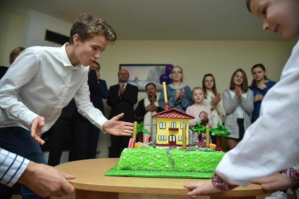 П’ятеро дітей у сім'ї Віталія та Галини Сірих – прийомні, одна – власна \ фото: прес-служба ТОДА П’ятеро дітей у сім'ї Віталія та Галини Сірих – прийомні, одна – власна \ фото: прес-служба ТОДА