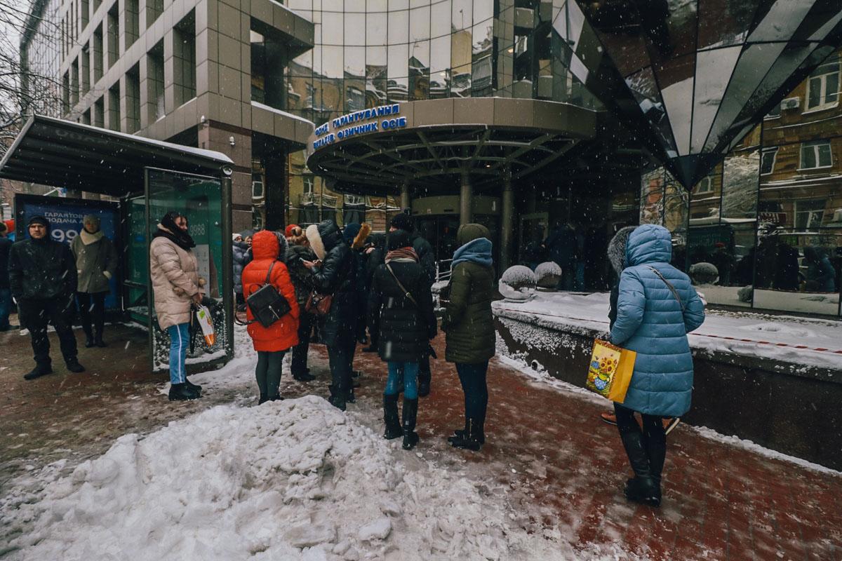 З будівлі Фонду гарантування вкладів евакуювали людей через повідомлення про замінування / фото Дмитро Щерблюк / Інформатор З будівлі Фонду гарантування вкладів евакуювали людей через повідомлення про замінування / фото Дмитро Щерблюк / Інформатор