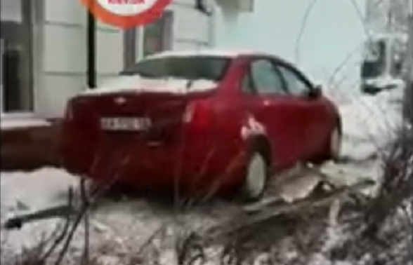 Автомобіль зніс лише огородження / скріншот Автомобіль зніс лише огородження / скріншот