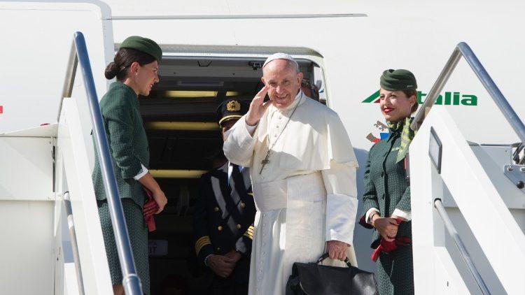 Папа підіймається на борт літака / vaticannews.va