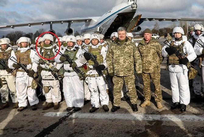 Український десантник, який сфотографувався з Порошенком, пояснив появу шеврона СС на його формі (відео) Український десантник, який сфотографувався з Порошенком, пояснив появу шеврона СС на його формі (відео)