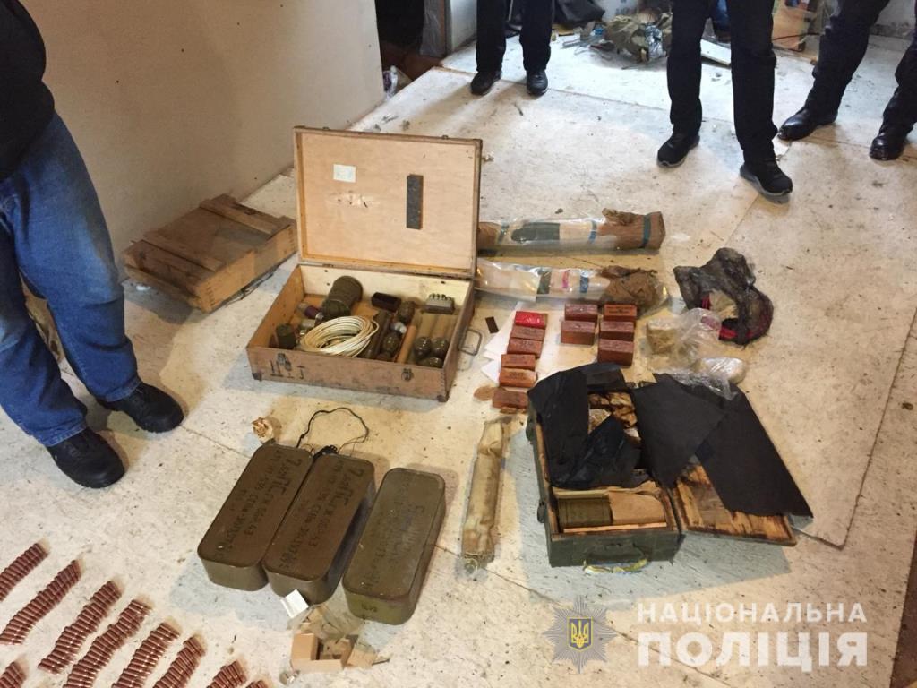 Оружие мужчина хранил в селе Красиловка / фото пресс-служба полиции
