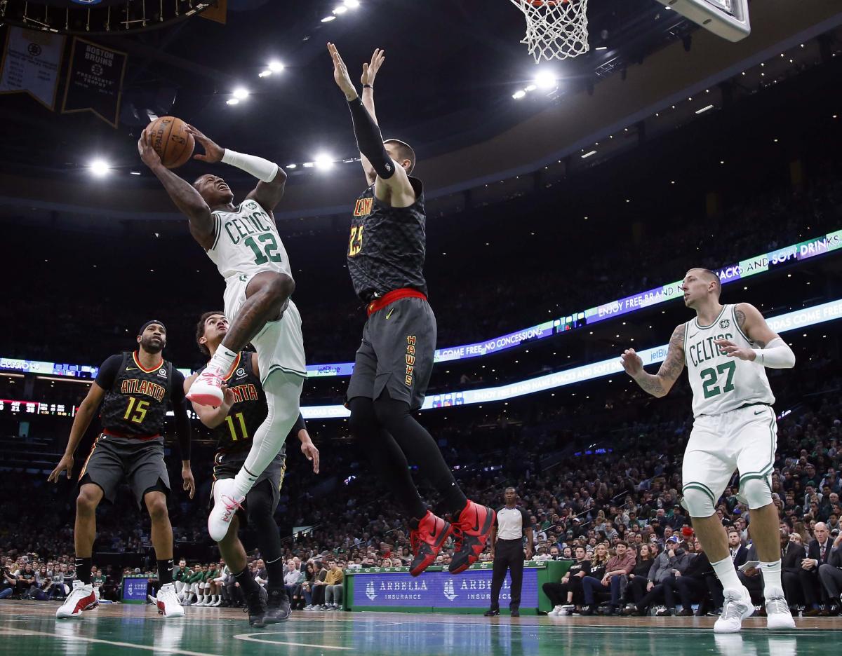 Лэнь (в центре) не только набрал 13 очков в матче с Бостоном, но и активно помогал партнерам в обороне / Reuters