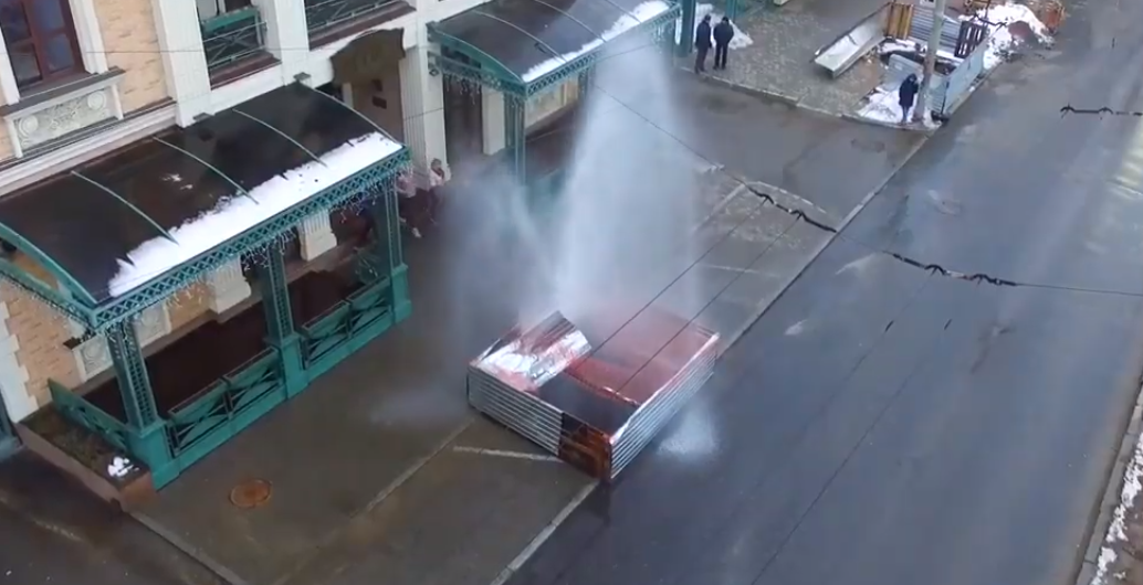 В Днепре из-под земли ударил огромный фонтан / скрин видео В Днепре из-под земли ударил огромный фонтан / скрин видео