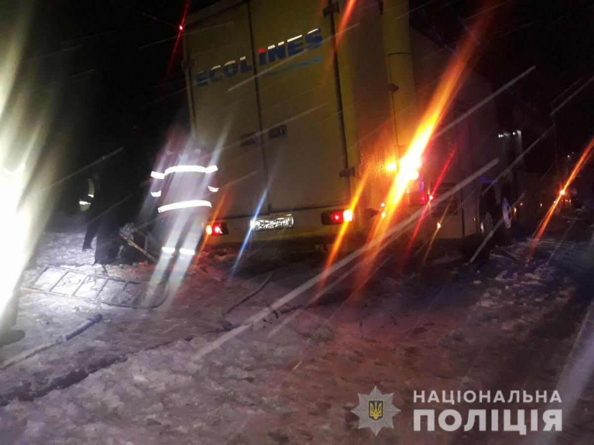 Серед пасажирів автобуса, попередньо, ніхто не потраждав / фото lv.npu.gov.ua Серед пасажирів автобуса, попередньо, ніхто не потраждав / фото lv.npu.gov.ua