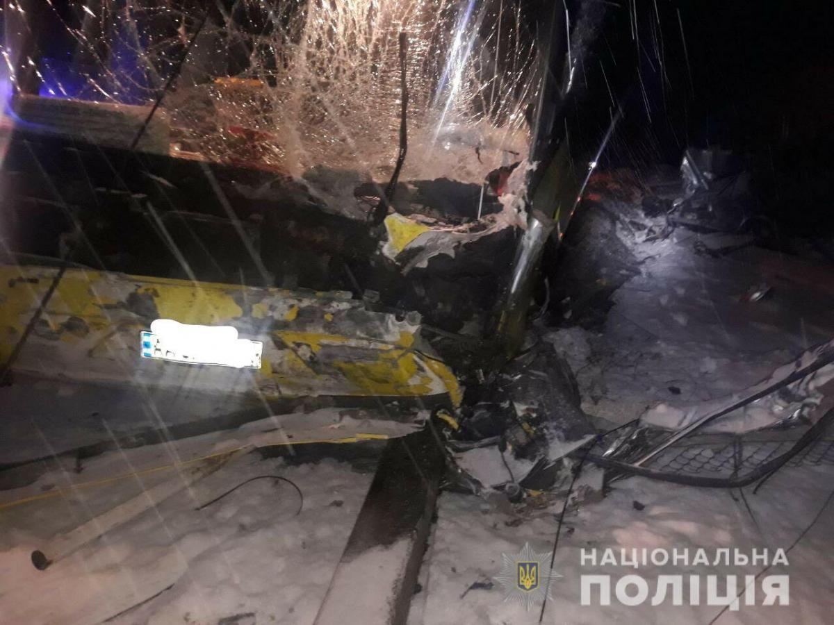 На Львівщині міжнародний автобус потрапив у смертельну ДТП / фото lv.npu.gov.ua На Львівщині міжнародний автобус потрапив у смертельну ДТП / фото lv.npu.gov.ua