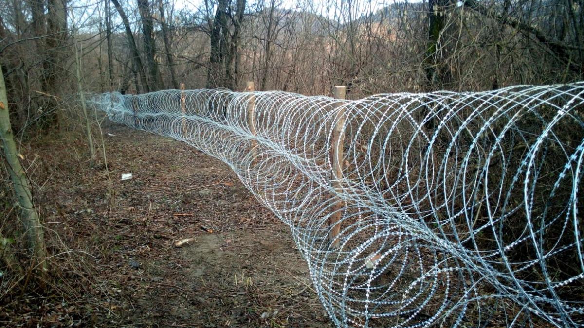 На Закарпатье вдоль границы установили колючую проволоку / фото ГПСУ На Закарпатье вдоль границы установили колючую проволоку / фото ГПСУ