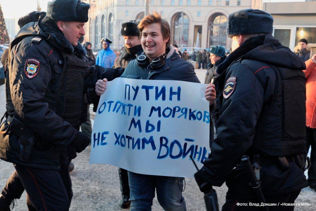 A man holding a sign: "Putin, let sailors go, we don't want war" / Photo by Vlad Dokshin, Novaya Gazeta A man holding a sign: "Putin, let sailors go, we don't want war" / Photo by Vlad Dokshin, Novaya Gazeta