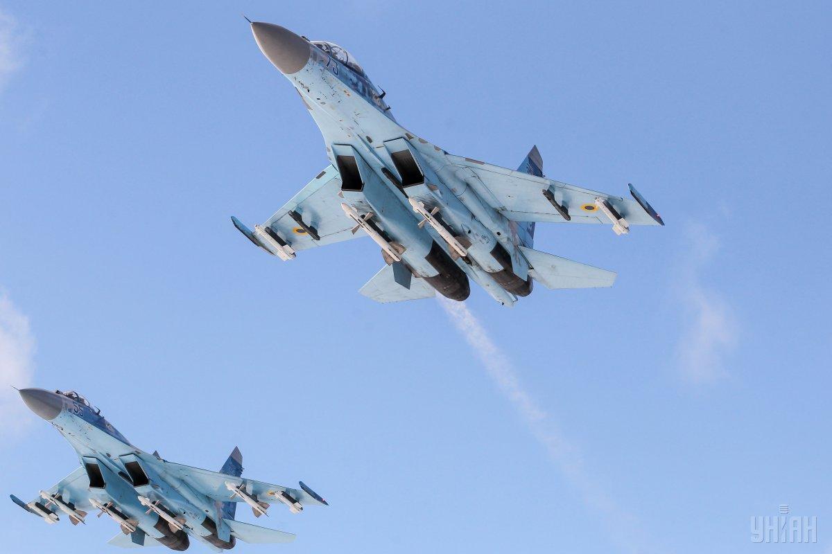 Українські Су-27 скидують по 4 авіабомби / фото УНІАН Українські Су-27 скидують по 4 авіабомби / фото УНІАН