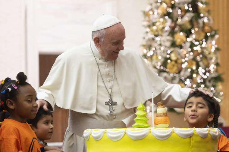 Папа Франциск пригостив величезним тортом хворих дітей / catholicnewsagency.com - Vatican Media Папа Франциск пригостив величезним тортом хворих дітей / catholicnewsagency.com - Vatican Media