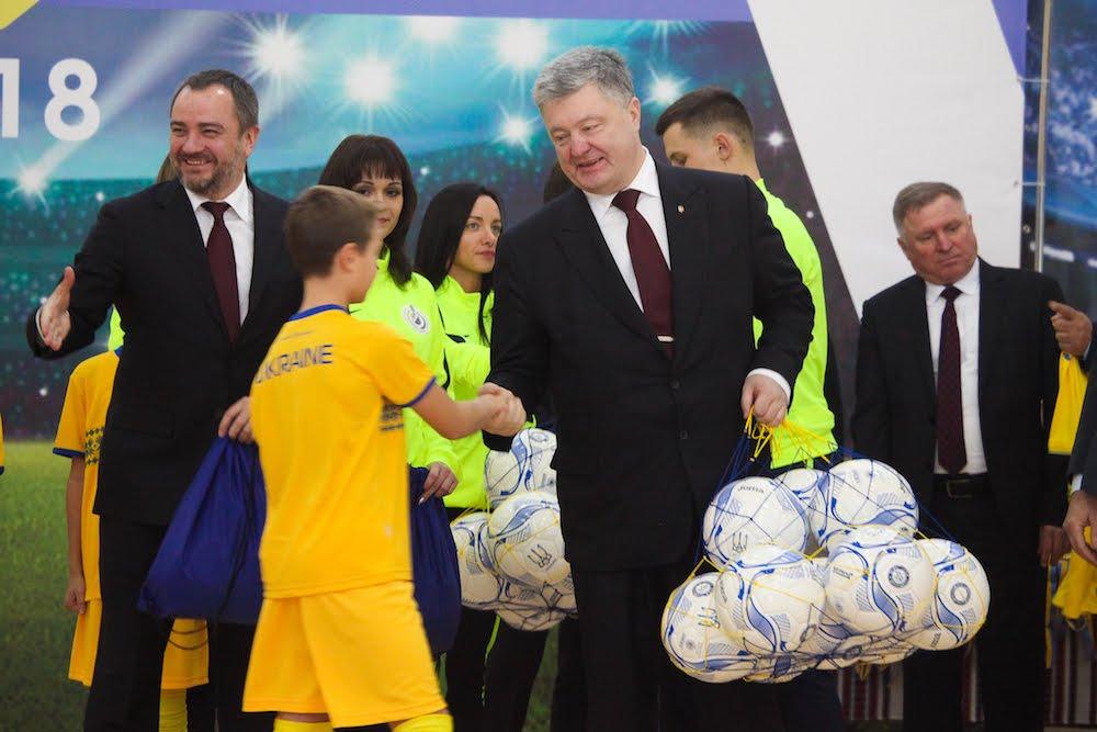 Петро Порошенко відкрив змагання в новому спорткомплексі на Дніпропетровщині Петро Порошенко відкрив змагання в новому спорткомплексі на Дніпропетровщині