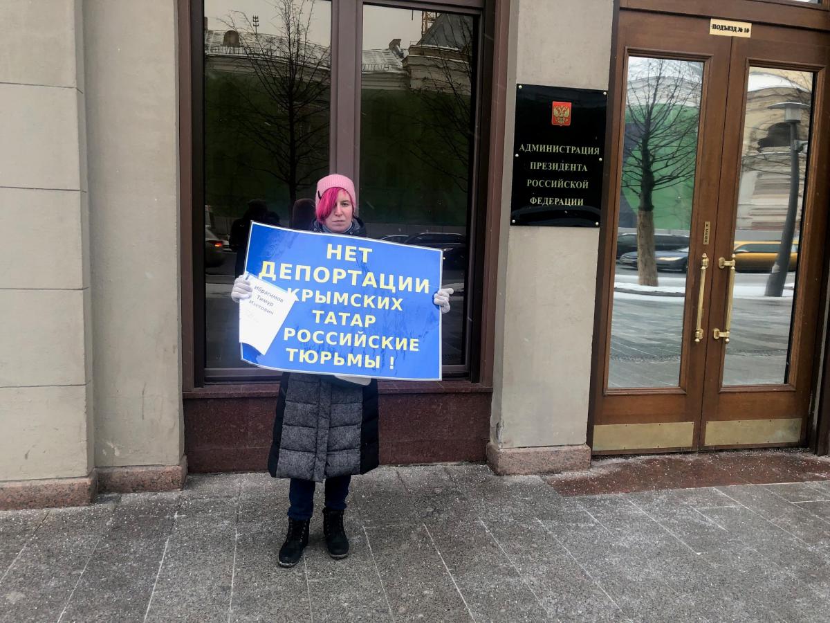 Жінка тримає в руках аркуш паперу з інформацією про політв'язня Тімура Ібрагімова / фото УНІАН Жінка тримає в руках аркуш паперу з інформацією про політв'язня Тімура Ібрагімова / фото УНІАН