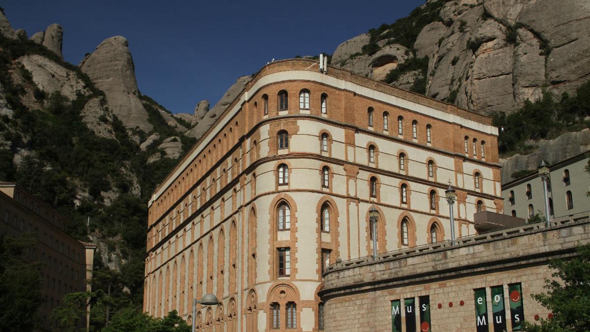 Здание на территории аббатства, которое раскритиковали архитекторы / Фото Вероника Кордон