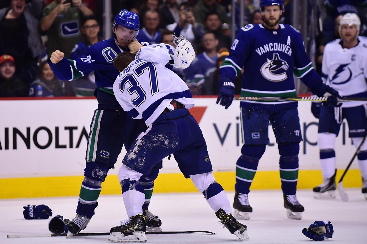 Матч Тампы и Ванкувера был переполнен стычками и драками / Reuters