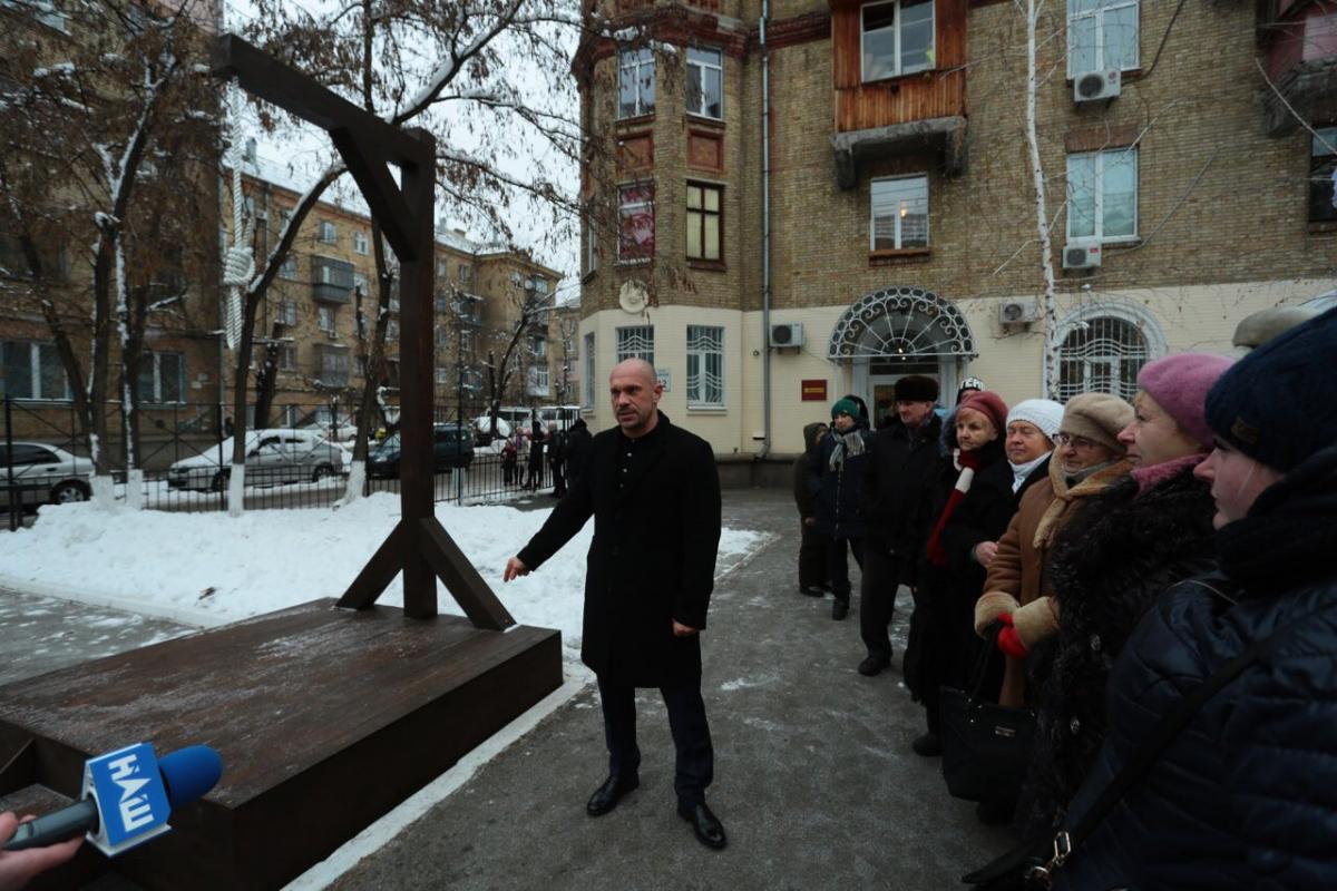 Шибеницю встановили біля центрального офісу СПУ / фото socpartia.com Шибеницю встановили біля центрального офісу СПУ / фото socpartia.com