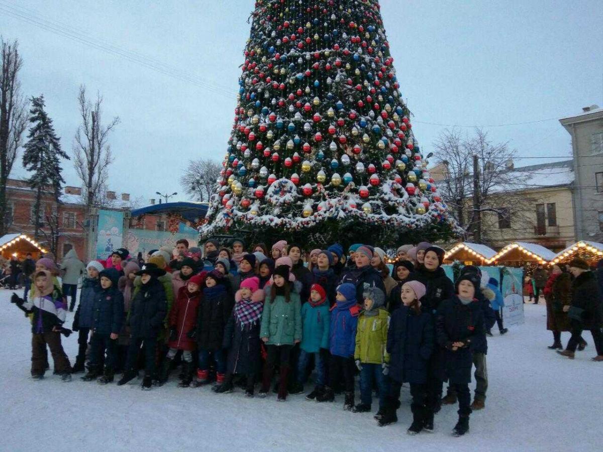 Также в центре города работает искусственная снежная горка \ УНИАН Также в центре города работает искусственная снежная горка \ УНИАН