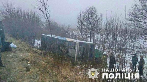 В кювет съехал автобус сообщением «Одесса-Киев» / фото: Нацполиция В кювет съехал автобус сообщением «Одесса-Киев» / фото: Нацполиция