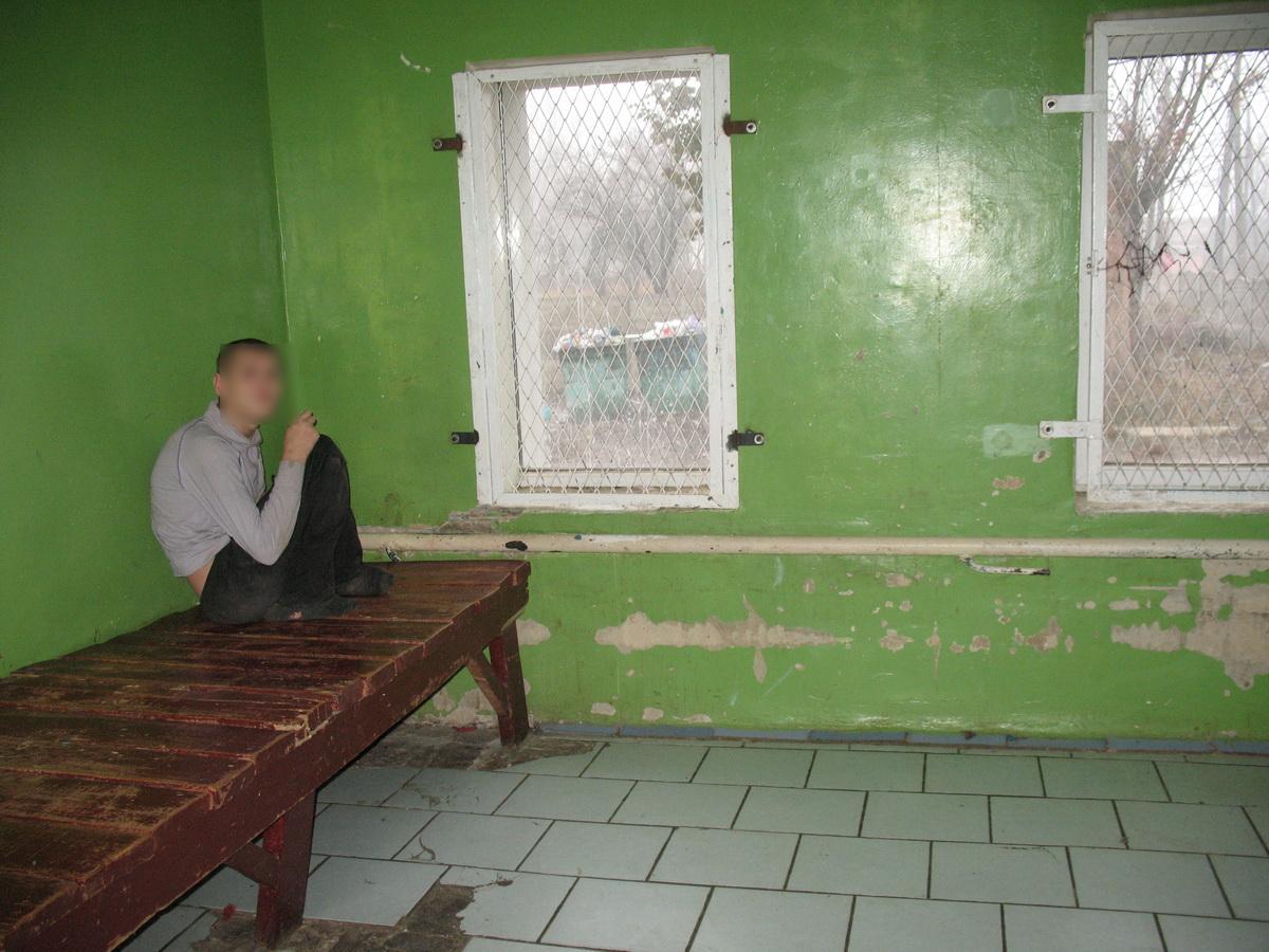 На окнах установлены решетки, а из мебели только кровать / фото пресс-служба уполномоченного ВРУ по правам человека На окнах установлены решетки, а из мебели только кровать / фото пресс-служба уполномоченного ВРУ по правам человека