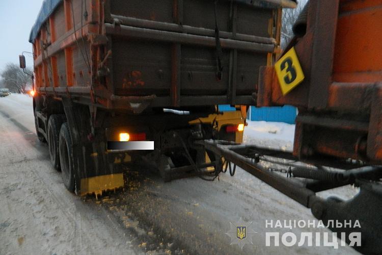 Водій вивернув кермо, щоб якомога менше зачепити колесами чоловіка / фото прес-служба поліції Водій вивернув кермо, щоб якомога менше зачепити колесами чоловіка / фото прес-служба поліції