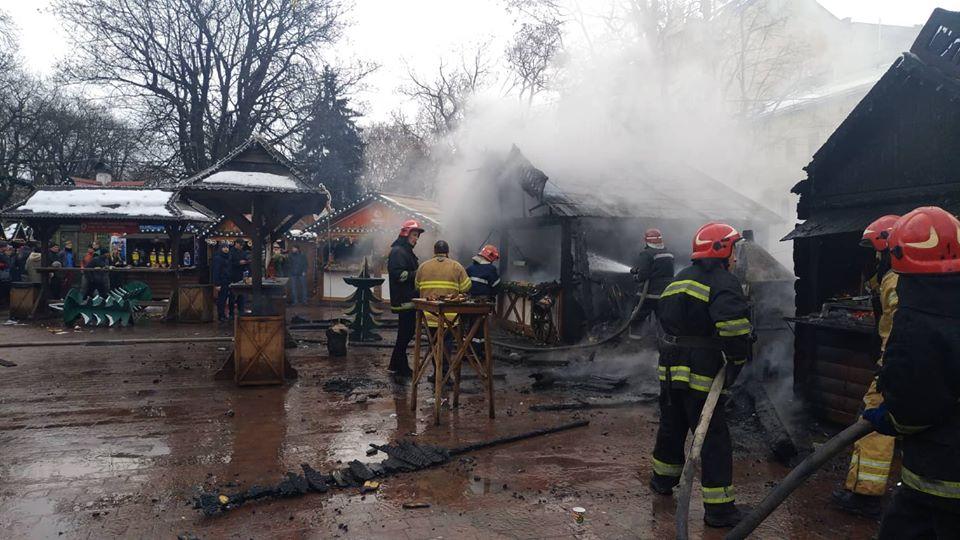 Во Львове произошел пожар в домике на Рождественской ярмарке / фото ГО “Варта1”