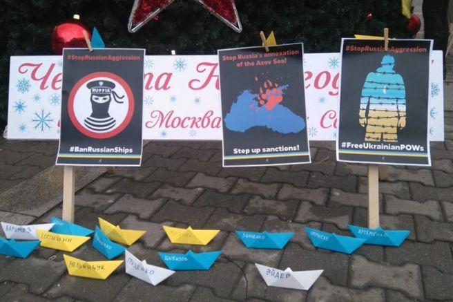 Учасники акції розмістили біля підніжжя ялинки символічні кораблики з іменами полонених / фото faktor.bg Учасники акції розмістили біля підніжжя ялинки символічні кораблики з іменами полонених / фото faktor.bg