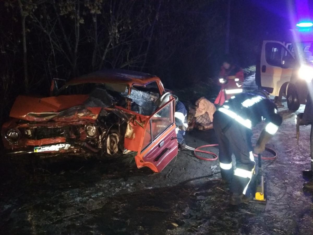 Столкнулись "ВАЗ-2101" и Mitsubishi Lancer / фото пресс-служба ГСЧС области Столкнулись "ВАЗ-2101" и Mitsubishi Lancer / фото пресс-служба ГСЧС области