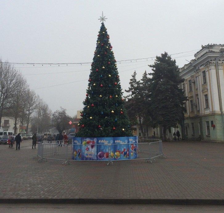 Окупанти обнесли ялинку парканом / фото twitter.com/crimeaua1 Окупанти обнесли ялинку парканом / фото twitter.com/crimeaua1