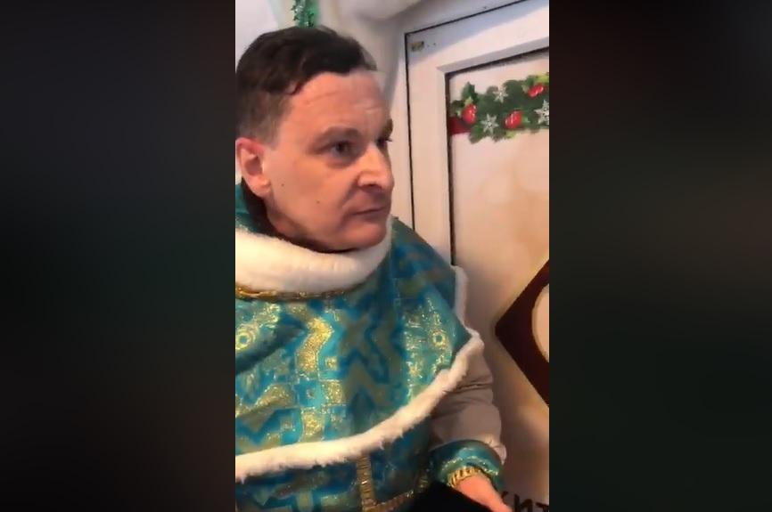 У Житомирі "Святий Миколай" став учасником яскравої сварки на політичному ґрунті / Скріншот - Facebook - Вера Гринишина У Житомирі "Святий Миколай" став учасником яскравої сварки на політичному ґрунті / Скріншот - Facebook - Вера Гринишина