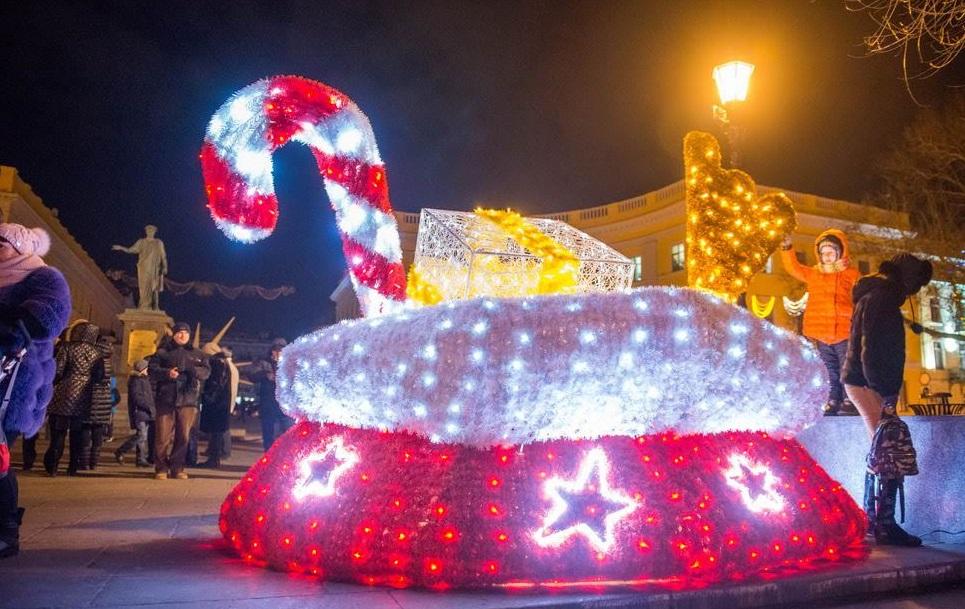 Партія величезних інсталяцій розмістилася на прольотах Потьомкінських сходів \ culturemeter.od.ua