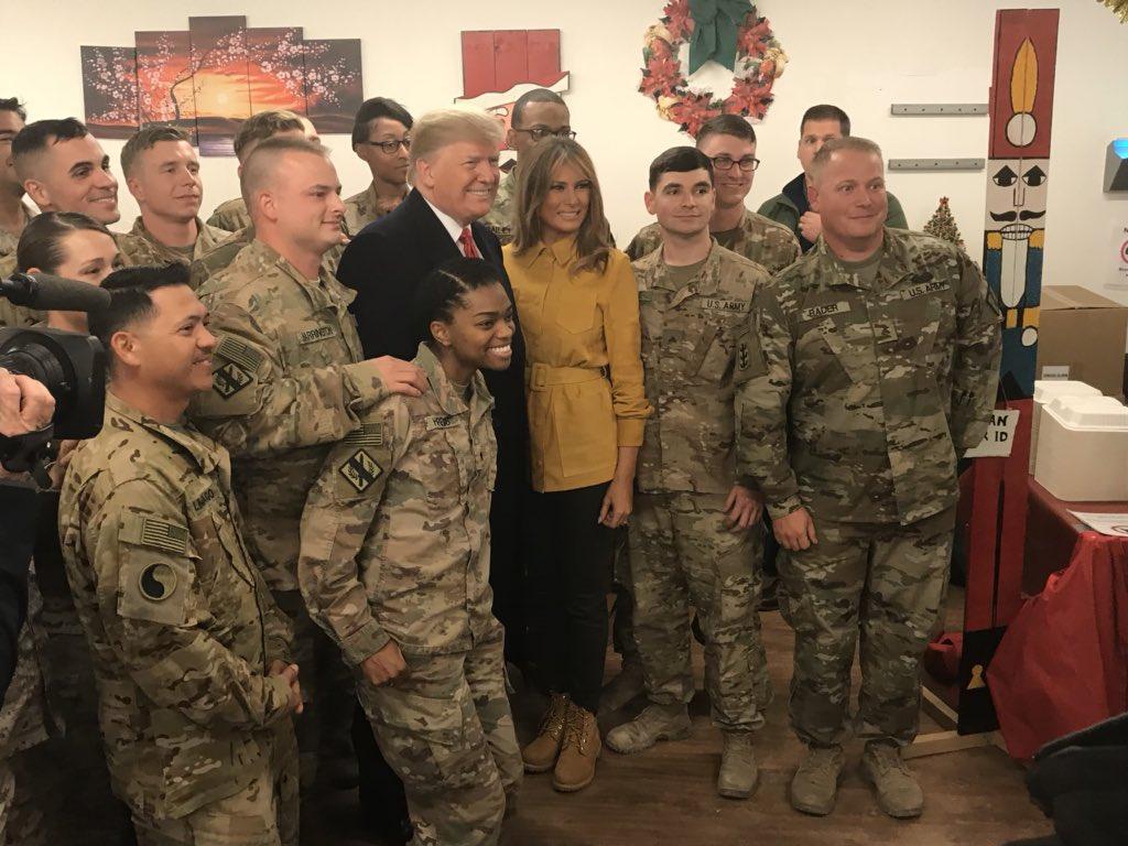 Трамп вместе со своей супругой Меланьей посетил Ирак с необъявленным визитом \ фото twitter.com/PressSec