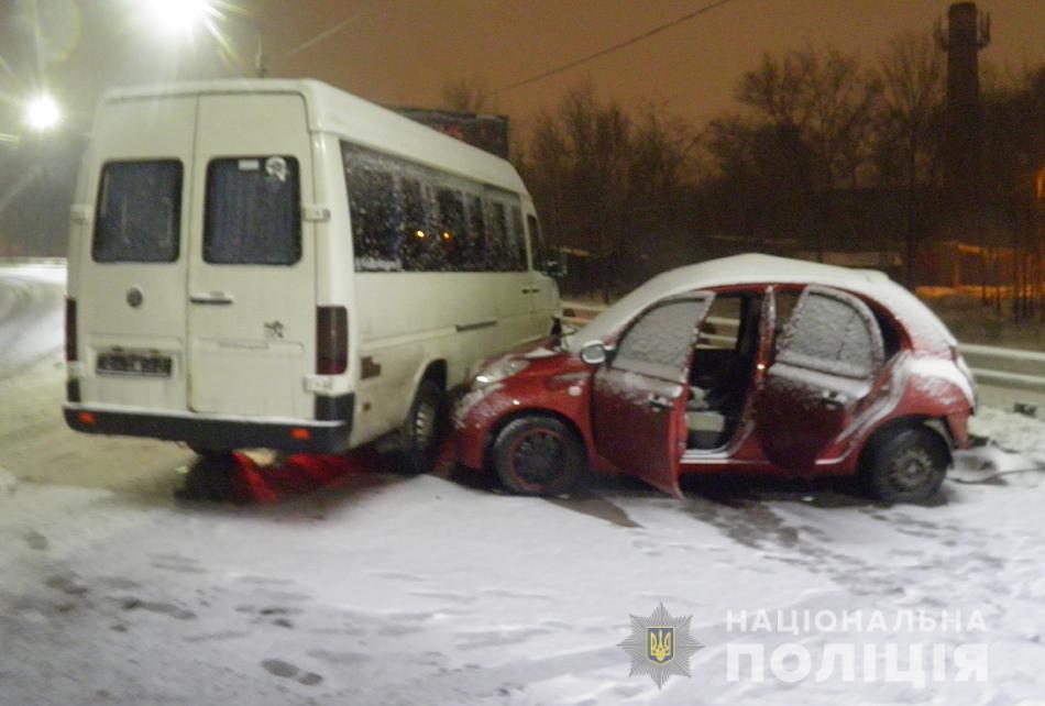 На момент аварії у маршрутці знаходилось близько 10 пасажирів / фото прес-служба поліції області На момент аварії у маршрутці знаходилось близько 10 пасажирів / фото прес-служба поліції області