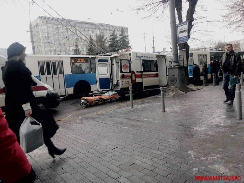 Внаслідок проблем з колесом у салоні відірвалася кришка люку на підлозі / фото Вінниця.info Внаслідок проблем з колесом у салоні відірвалася кришка люку на підлозі / фото Вінниця.info