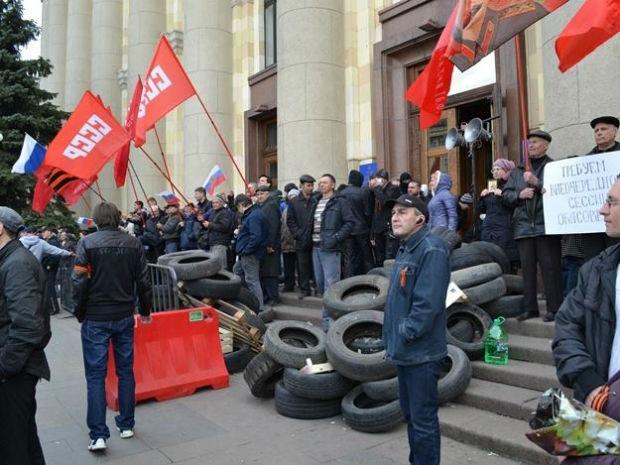 У квітні 2014 року сепаратисти увірвалися до будівлі та захопили її, розмістившись групами на усіх поверхах / фото Depo.Харків. У квітні 2014 року сепаратисти увірвалися до будівлі та захопили її, розмістившись групами на усіх поверхах / фото Depo.Харків.