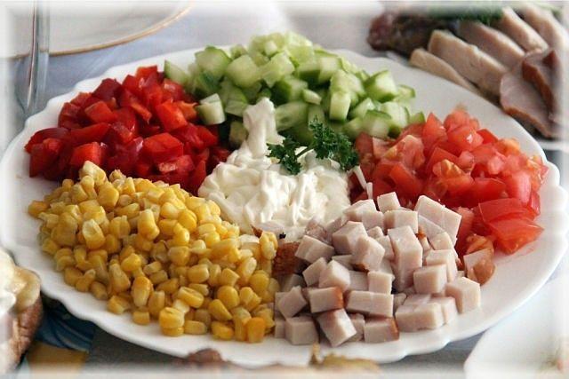Это универсальный салат, в который можно положить любые продукты / фото vkusnonatalie.ru