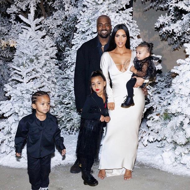 Ким Кардашьян с мужем и детьми умилила сеть яркими рождественскими фото / Instagram