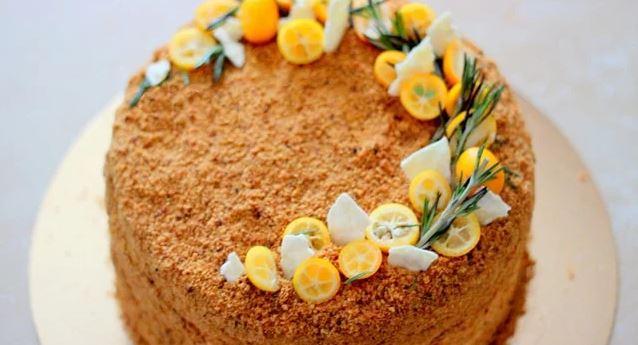 Торт можно украсить цитрусовыми / фото smachno.ua