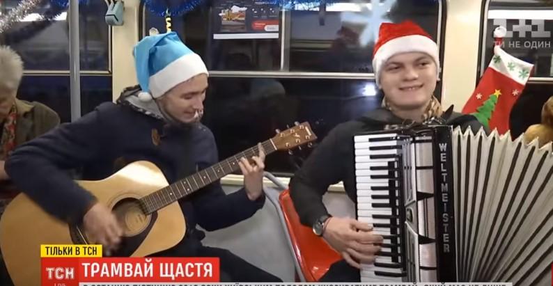 Трамвай украсили к новогодним праздникам / скриншот видео ТСН