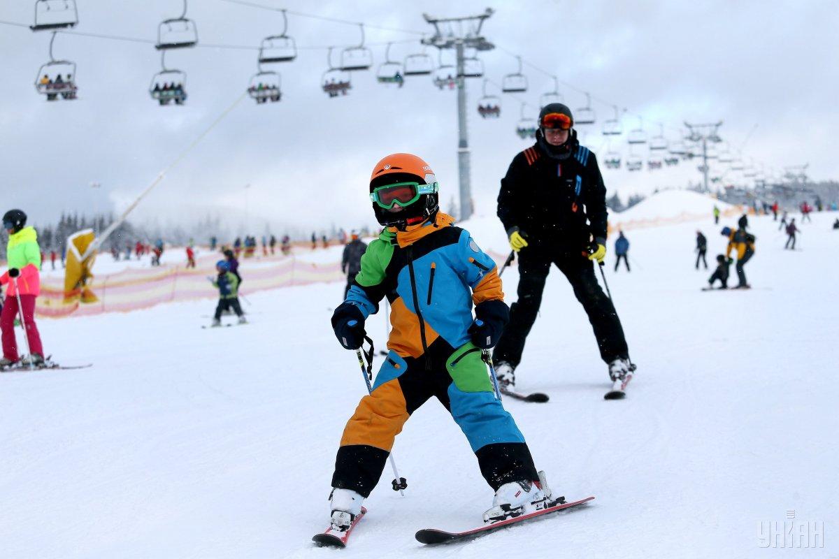 Традиційно на новорічні свята українці люблять покататися на лижах чи сноуборді / Ілюстрація УНІАН
