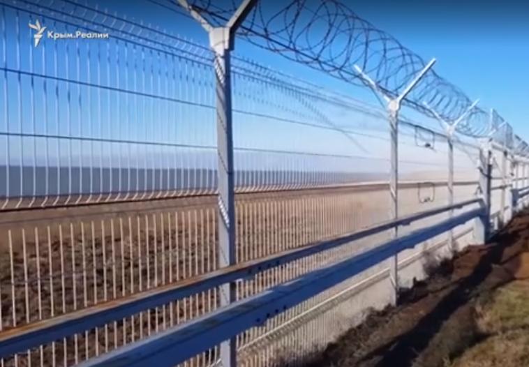 ФСБ Росії показала стіну на в'їзді в окупований Крим / Скріншот ФСБ Росії показала стіну на в'їзді в окупований Крим / Скріншот