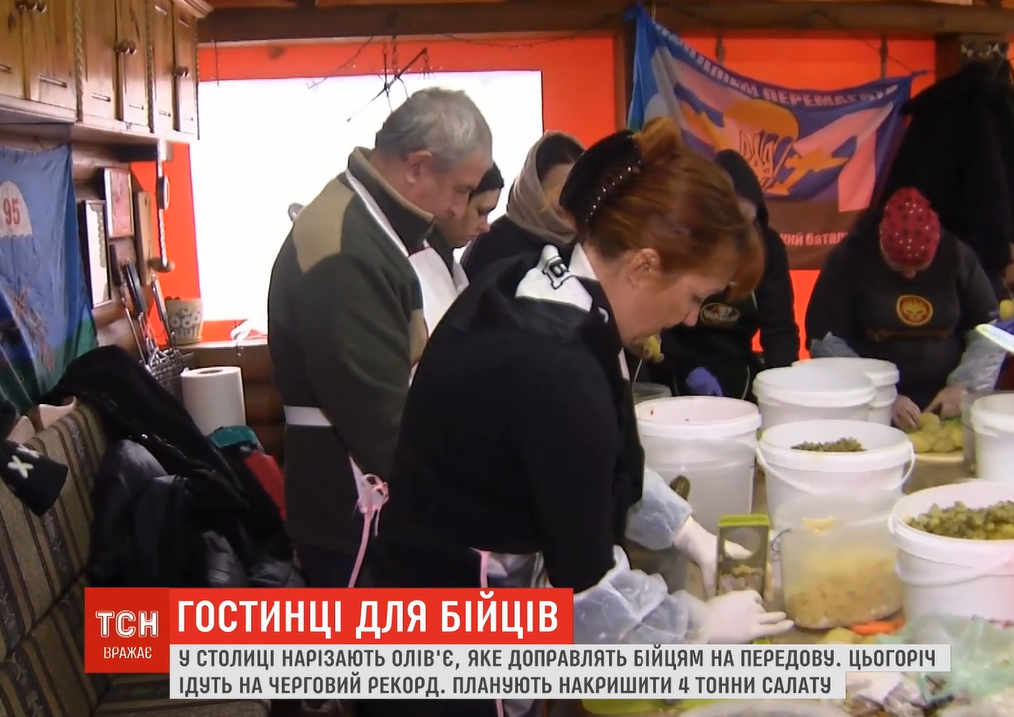 Волонтери зібралися аби нарізати олів'є для бійців на передовій / скріншот відео ТСН