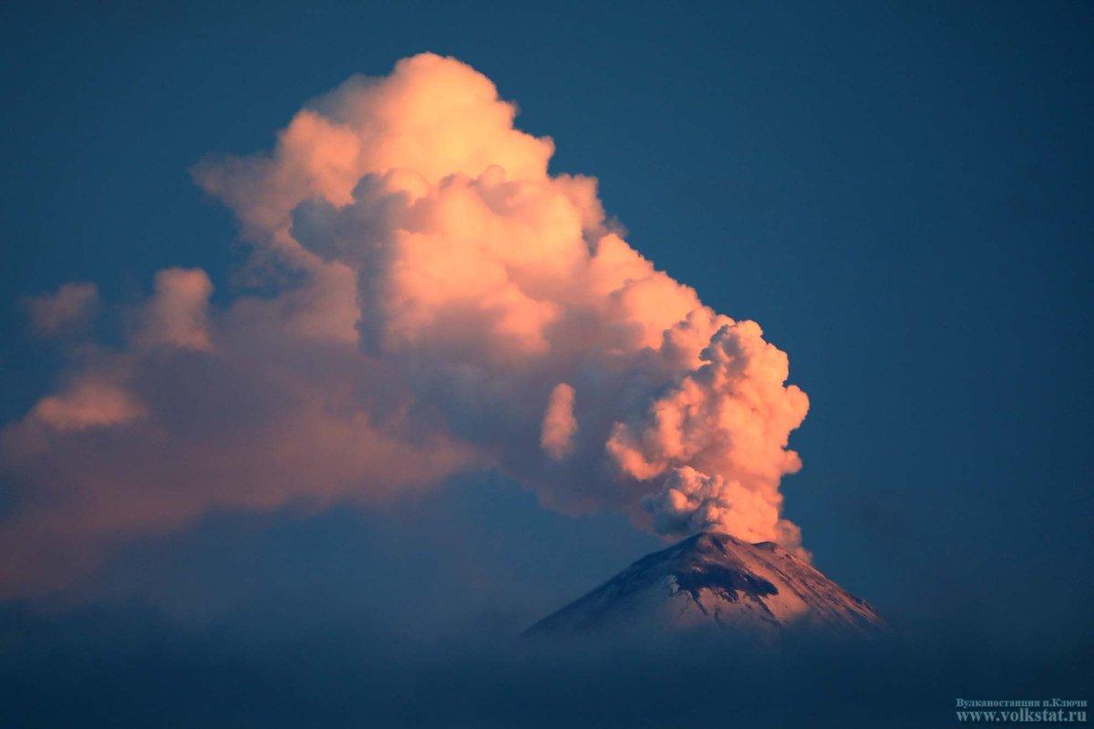 Шивелуч — самый северный действующий вулкан Камчатки / фото twitter/mchs_kamchatka Шивелуч — самый северный действующий вулкан Камчатки / фото twitter/mchs_kamchatka