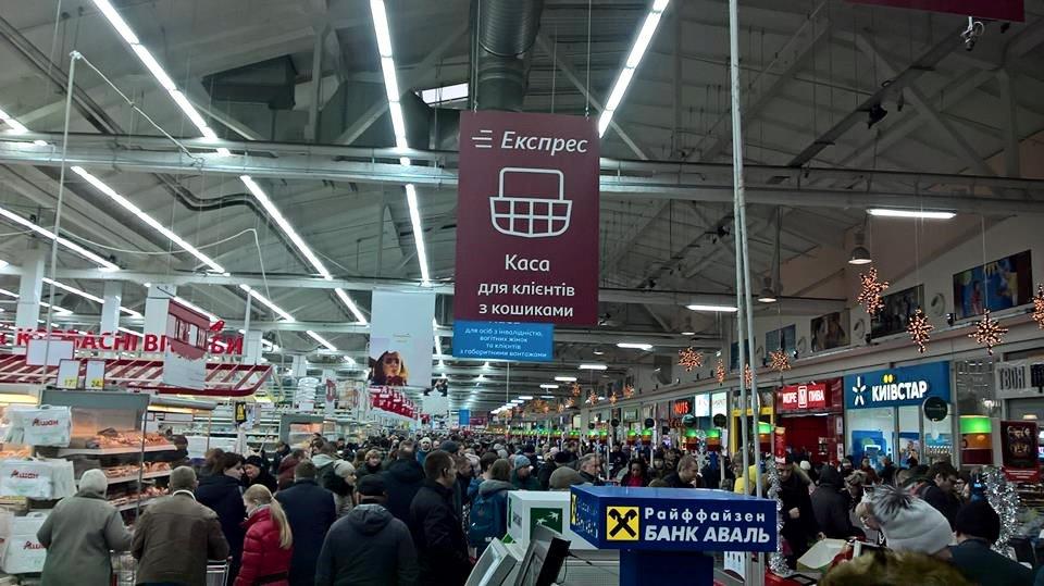 Українці влаштували "затори" в магазинах / соцмережі Українці влаштували "затори" в магазинах / соцмережі