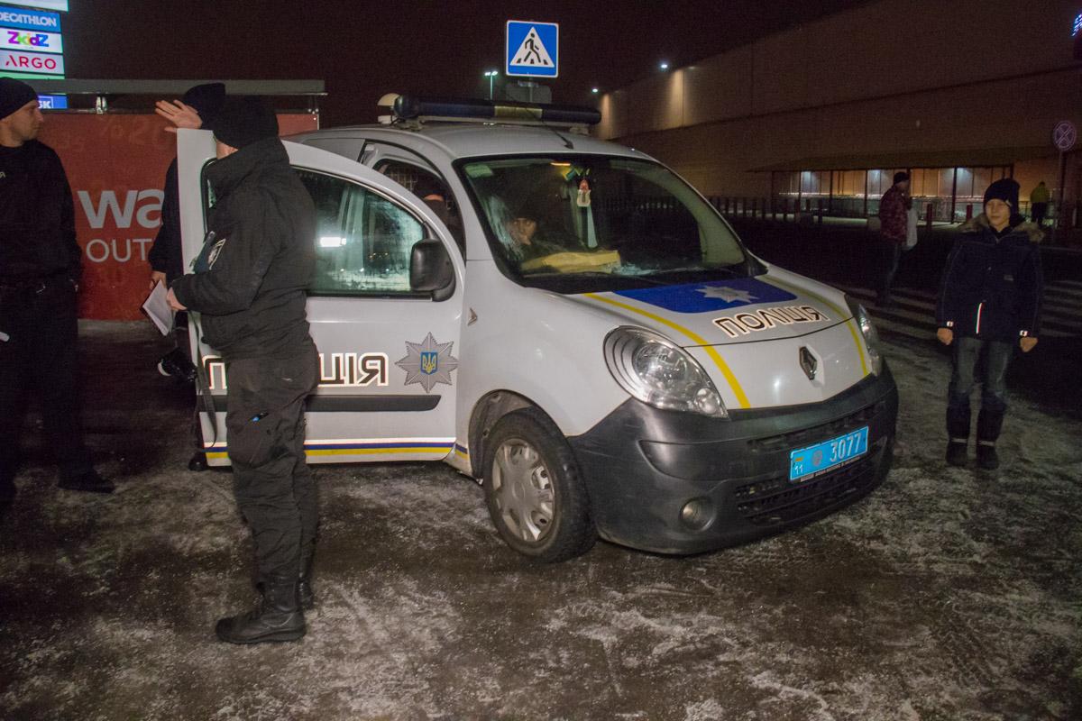 Злодій погрожував правоохоронцям пістолетом / фото "Інформатор" Злодій погрожував правоохоронцям пістолетом / фото "Інформатор"