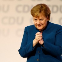 Merkel greets Poroshenko on reaching second round of presidential election
