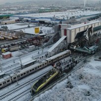 В результате крушения поезда в Анкаре ранены более 40 человек, есть погибшие (фото)