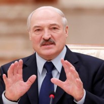Пить водку и работать на тракторе: Лукашенко рассказал, как не заразиться коронавирусом