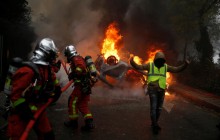 В Париже во время акции "желтых жилетов" ранены 55 человек