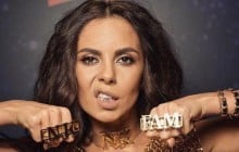 Без белья и с накладками в зубах: Настя Каменских шокировала сеть новым образом